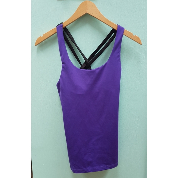 🍦2/$11 +ship discount ▪Workout tank w/ built in bra - Picture 2 of 4